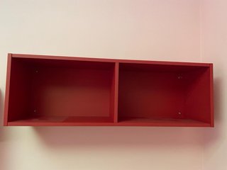 Dormitorio juvenil rosa y rojo con escritorio