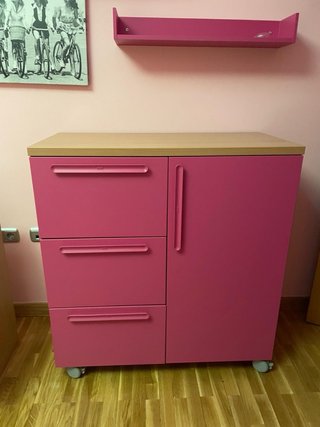 Dormitorio juvenil rosa y rojo con escritorio