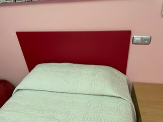 Dormitorio juvenil rosa y rojo con escritorio