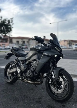 Yamaha TRACER 9 (no gt) con portaequipajes.