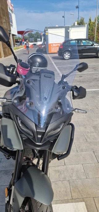 Yamaha TRACER 9 (no gt) con portaequipajes.