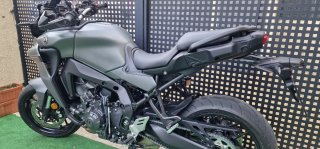 Yamaha TRACER 9 (no gt) con portaequipajes.