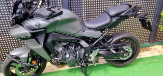 Yamaha TRACER 9 (no gt) con portaequipajes.