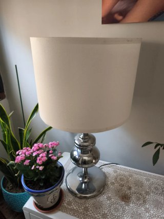 Lámpara de mesa beige y plateada