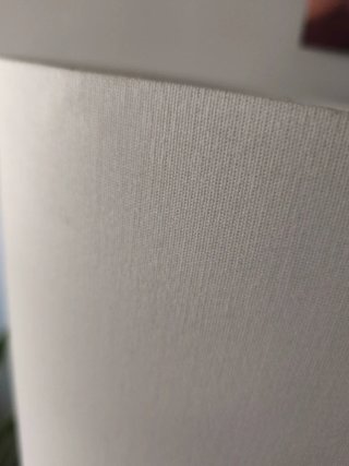 Lámpara de mesa beige y plateada