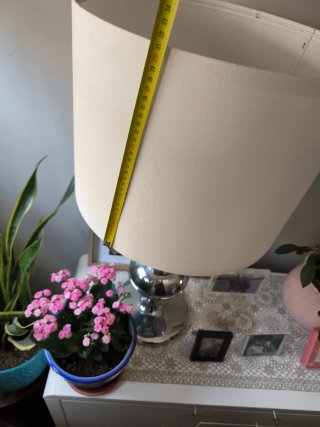 Lámpara de mesa beige y plateada