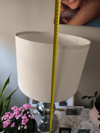 Lámpara de mesa beige y plateada