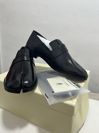 Mocasines negros con diseño de pestaña