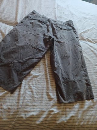 Pantalón capri hombre gris