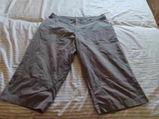 Pantalón capri hombre gris
