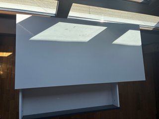 Escritorio de estudio blanco y gris