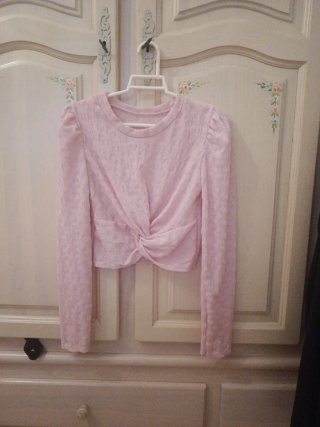 Camiseta corta rosa con nudo