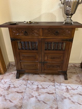 Mueble antiguo de madera con puertas