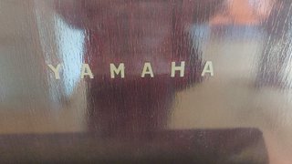 Piano de pared Yamaha Caoba. Yamaha. Oportunidad