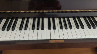 Piano de pared Yamaha Caoba. Yamaha. Oportunidad