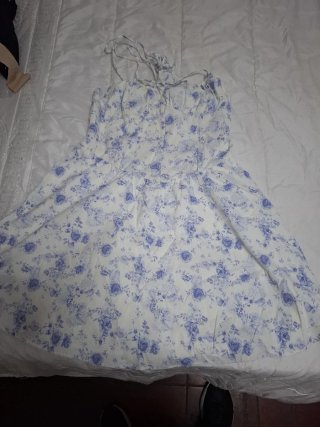 Vestido blanco con flores rosas