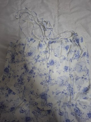 Vestido blanco con flores rosas