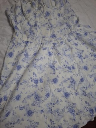 Vestido blanco con flores rosas