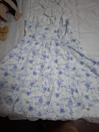 Vestido blanco con flores rosas