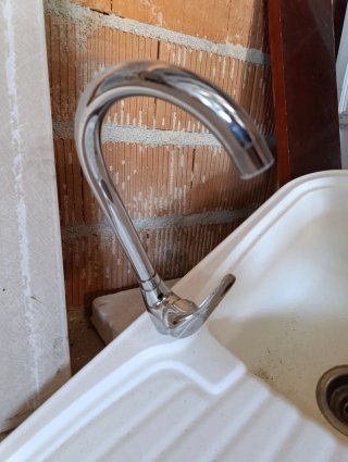 Fregadero blanco con grifo