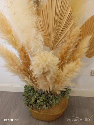 Centro decorativo con pampas y hojas secas