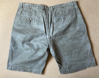 BERMUDA DE HOMBRE CON ESTAMPADO CAMUFLAJE VERDE