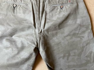 BERMUDA DE HOMBRE CON ESTAMPADO CAMUFLAJE VERDE