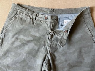 BERMUDA DE HOMBRE CON ESTAMPADO CAMUFLAJE VERDE