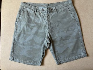 BERMUDA DE HOMBRE CON ESTAMPADO CAMUFLAJE VERDE