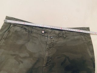 BERMUDA DE HOMBRE CON ESTAMPADO CAMUFLAJE VERDE