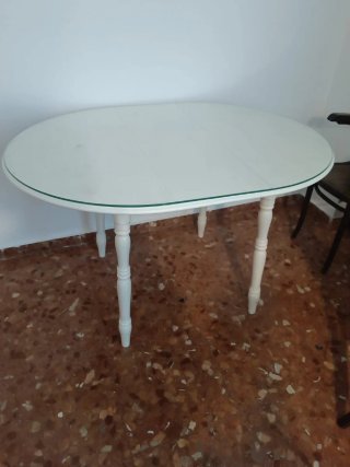 Mesa de salón cristal y faldillas beige
