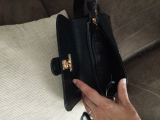 Bolso negro con detalle dorado