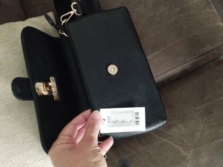 Bolso negro con detalle dorado