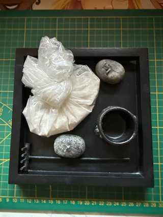 Jardín Zen Negro con Piedras y Rastrillo
