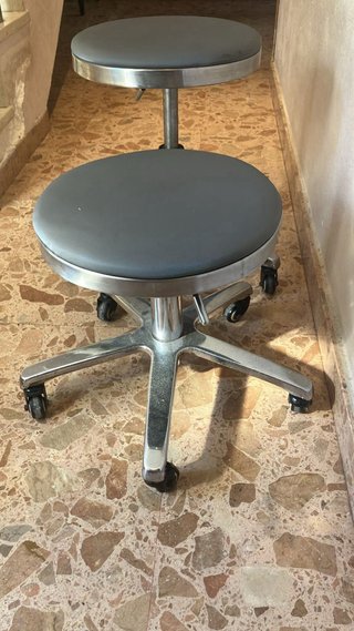 2 Taburetes Metálicos con Ruedas