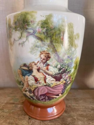Coppia di bicchieri in porcellana con coperchio dorato