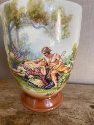 Coppia di bicchieri in porcellana con coperchio dorato
