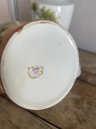 Coppia di bicchieri in porcellana con coperchio dorato