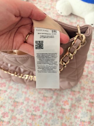 Bolso Guess rosa acolchado con cadena dorada