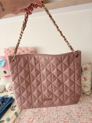 Bolso Guess rosa acolchado con cadena dorada
