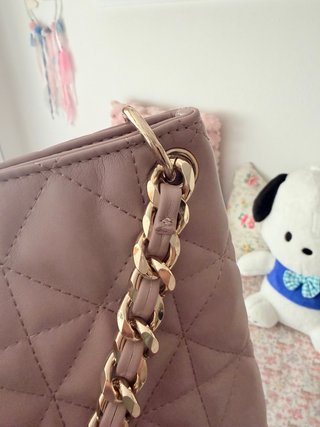 Bolso Guess rosa acolchado con cadena dorada