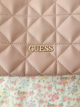 Bolso Guess rosa acolchado con cadena dorada