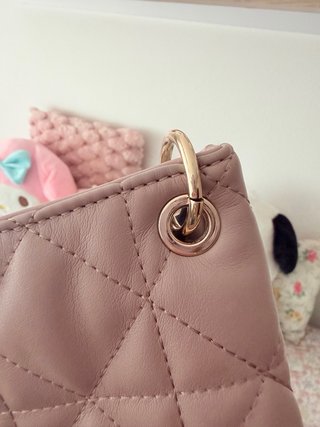 Bolso Guess rosa acolchado con cadena dorada