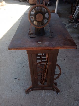 Máquina de coser antigua de madera y metal