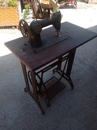 Máquina de coser antigua de madera y metal