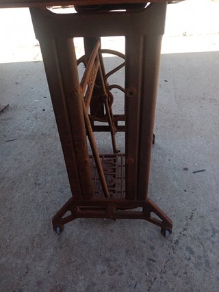 Máquina de coser antigua de madera y metal