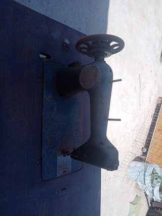 Máquina de coser antigua de madera y metal