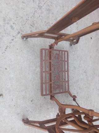 Máquina de coser antigua de madera y metal