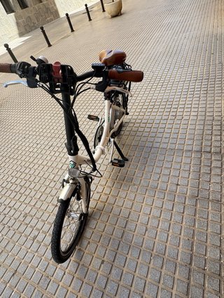 Bicicleta Eléctrica Plegable Blanca marca Megamo.
