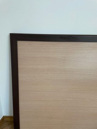 Cabecero de cama de madera beige y marrón